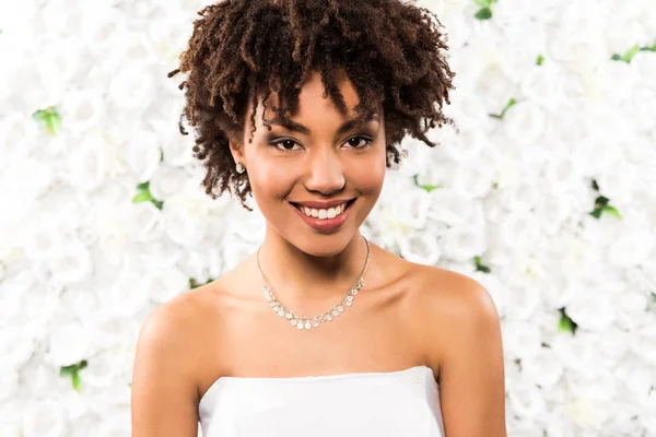 Joyeuse Mariée Afro Américaine Regardant Caméra Près Des Fleurs — Photo