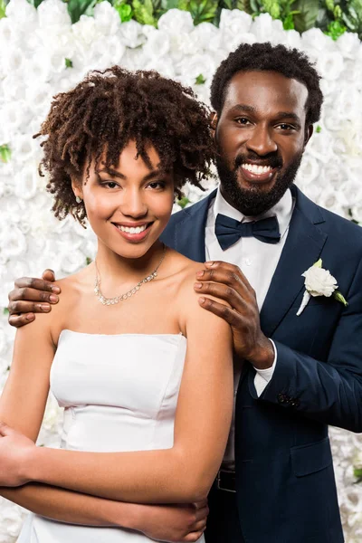 Alegre Noivo Afro Americano Noiva Olhando Para Câmera Perto Flores — Fotografia de Stock