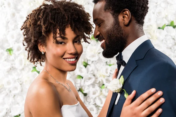 Glad Afrikansk Amerikansk Brud Kramar Vacker Brudgum Nära Blommor — Stockfoto
