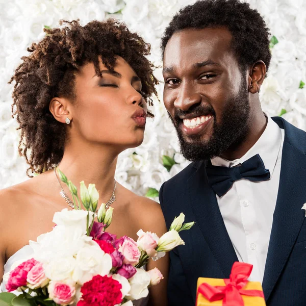 Sposa Afro Americana Con Viso Anatra Tenendo Bouquet Con Fiori — Foto Stock