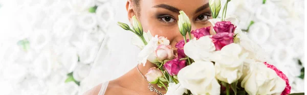 Plano Panorámico Novia Afroamericana Cubriendo Cara Con Flores —  Fotos de Stock