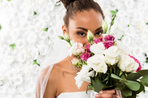 Afro Amerikaanse Bruid Bekleding Gezicht Met Boeket Bloemen — Stockfoto