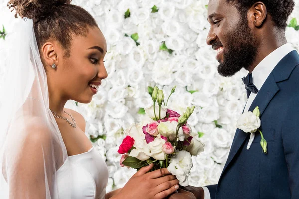 Noiva Americana Africana Surpreso Olhando Para Flores Perto Noivo — Fotografia de Stock