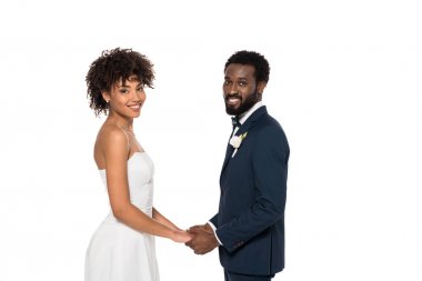 beyaz üzerinde izole eller tutarak düğün elbise ve damat mutlu Afrikalı Amerikan gelin kamera bakıyor 