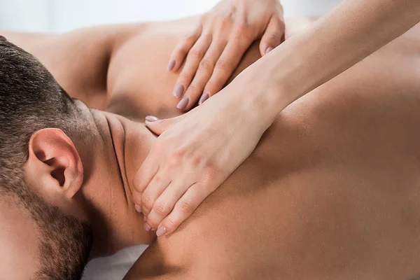 Close Massagista Fazendo Massagem Homem Barbudo Centro Spa — Fotografia de Stock