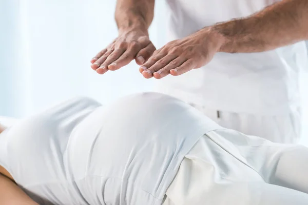 Vista Ritagliata Del Guaritore Mettendo Mani Sopra Pancia Della Donna — Foto Stock