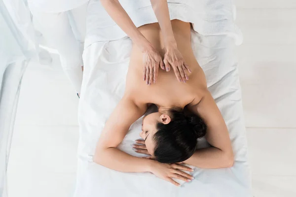 Top View Masseur Doing Massage Brunette Girl Lying Massage Table — Stock Photo, Image