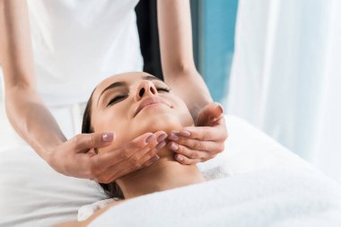 güzel kadının boyun dokunmadan masör kırpılmış görünümü 