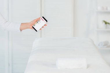 Kiev, Ukrayna - 20 Mayıs 2019: apple music uygulaması ile akıllı telefon tutan kadının kırpılmış görünümü 