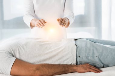 adam iyileştirirken vücut üzerinde ellerini koyarak kadın kırpılmış görünümü 