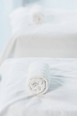 spa merkezinde beyaz havlu ile masaj masası seçici odak 