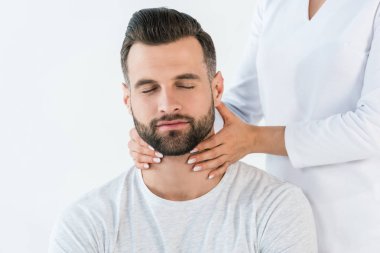beyaz izole yakışıklı adamın boynuna dokunan kadın kırpılmış görünümü 