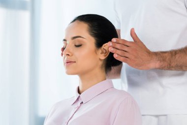 beyaz izole kapalı gözleri ile adam şifa güzel kız kırpılmış görünümü 
