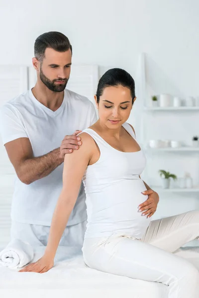 Knappe Bebaarde Man Staande Buurt Van Aantrekkelijke Zwangere Vrouw Spa — Stockfoto