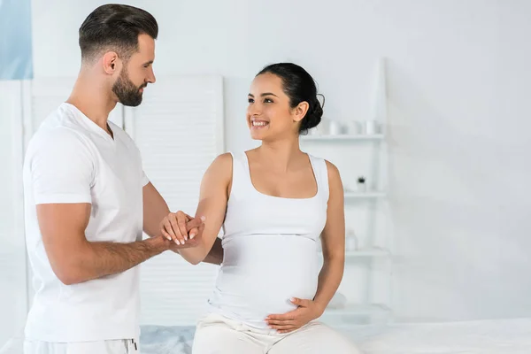 Bello Uomo Barbuto Piedi Vicino Felice Donna Incinta Nel Centro — Foto Stock