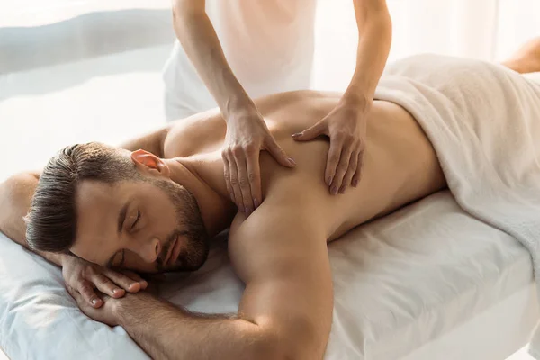 Bijgesneden Beeld Van Vrouw Doen Massage Voor Mens Met Gesloten — Stockfoto
