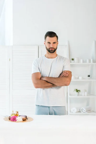 Handsome Skäggiga Man Stående Med Korsade Armar Spa Center — Stockfoto