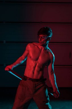 karanlıkta koruyucu gözlük seksi gömleksiz itfaiyeci