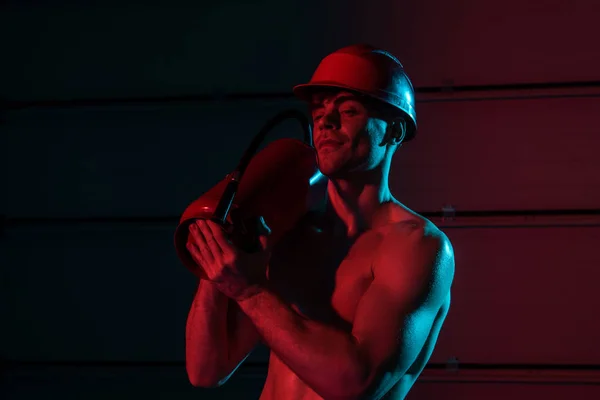 Sexy Hemdloser Feuerwehrmann Mit Schutzhelm Hält Feuerlöscher Der Dunkelheit — Stockfoto