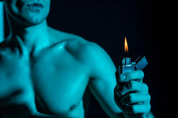 Karanlıkta Çakmak Tutan Seksi Gömleksiz Adam Kırpılmış Görünümü — Stok fotoğraf