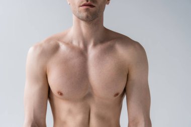 gri izole gömleksiz seksi kaslı adam kırpılmış görünümü