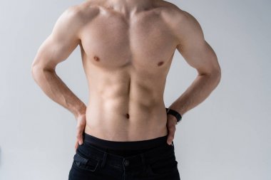 kola akimbo gri izole ile gömleksiz seksi adam kısmi görünümü