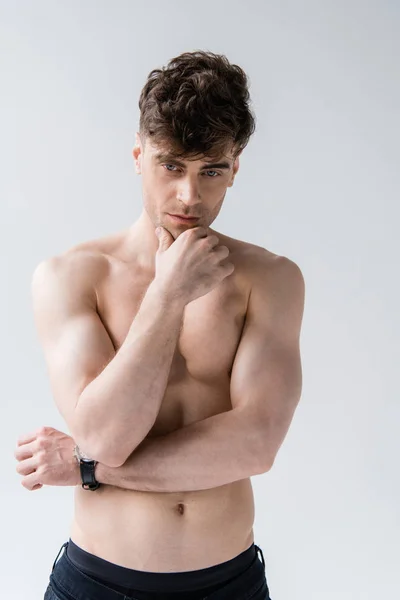 Nachdenklicher Muskulöser Mann Armbanduhr Isoliert Auf Grau — Stockfoto