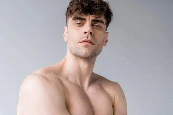 Sério Sem Camisa Sexy Muscular Homem Olhando Para Câmera Isolada — Fotografia de Stock