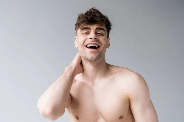 Sorridente Sem Camisa Sexy Muscular Homem Isolado Cinza — Fotografia de Stock