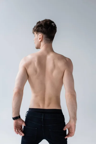 Vista Posterior Del Hombre Musculoso Sin Camisa Jeans Aislados Gris — Foto de Stock