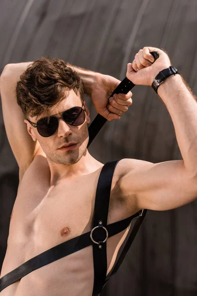 Hombre Sexy Con Estilo Gafas Sol Negras Cinturón Espada — Foto de Stock