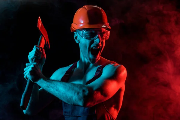 Preocupado Bombero Sin Camisa Hardhat Gafas Protectoras Sosteniendo Hacha Cabeza —  Fotos de Stock