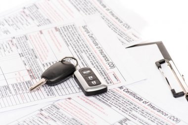 sigorta belgelerinin, anahtarların ve beyaz üzerine izole edilmiş panoseçici odak