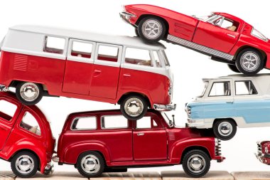 renkli oyuncak arabalar ve oyuncak otobüs beyaz izole