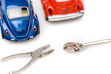 beyaz yüzeyüzerinde oyuncak araba, anahtar ve pliers seçici odak