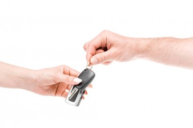 beyaz izole anahtarları tutan erkek ve kadın kırpılmış görünümü
