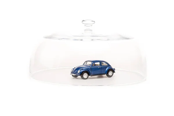 Voiture Jouet Bleu Sous Cloche Verre Isolé Sur Blanc — Photo