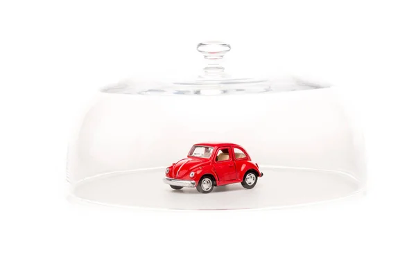 Voiture Jouet Rouge Sous Cloche Verre Isolé Sur Blanc — Photo