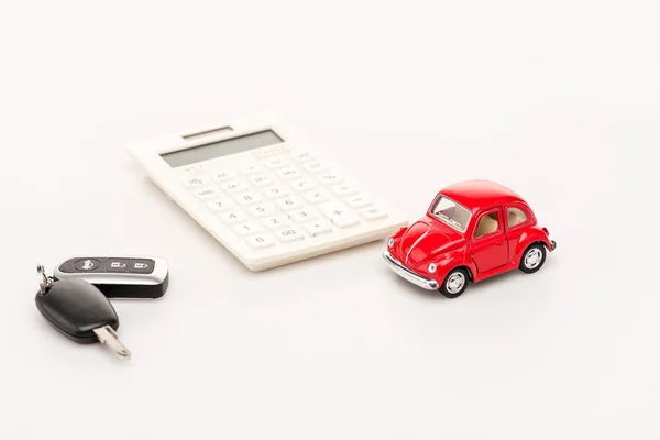 Chaves Carro Brinquedo Vermelho Calculadora Superfície Branca — Fotografia de Stock