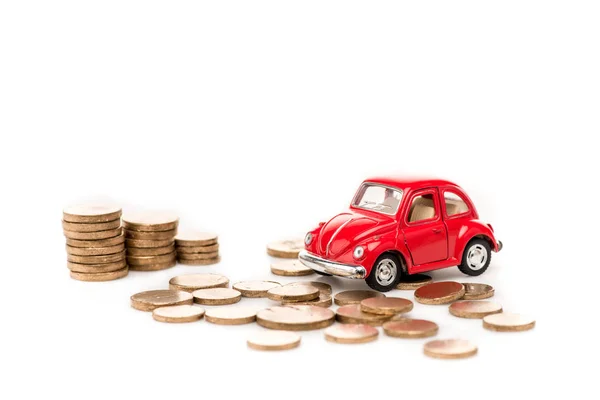 Rotes Spielzeugauto Und Goldene Münzen Auf Weißem Grund — Stockfoto