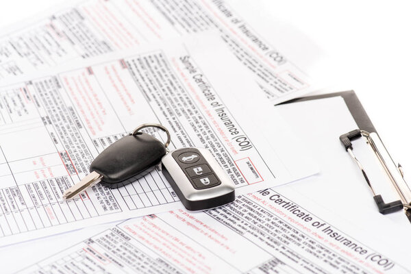 избирательный фокус страховых документов, ключей и буфера обмена, изолированных на белом
