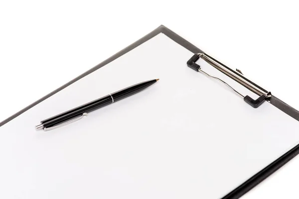 白に隔離された黒いペンと空のクリップボード — ストック写真