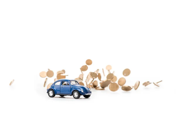 Μπλε Παιχνίδι Αυτοκίνητο Και Χρυσά Νομίσματα Λευκό — Φωτογραφία Αρχείου