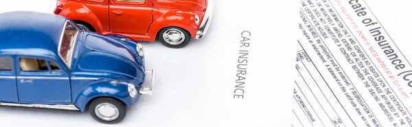 Панорамний Знімок Іграшкових Автомобілів Страхових Документах — стокове фото