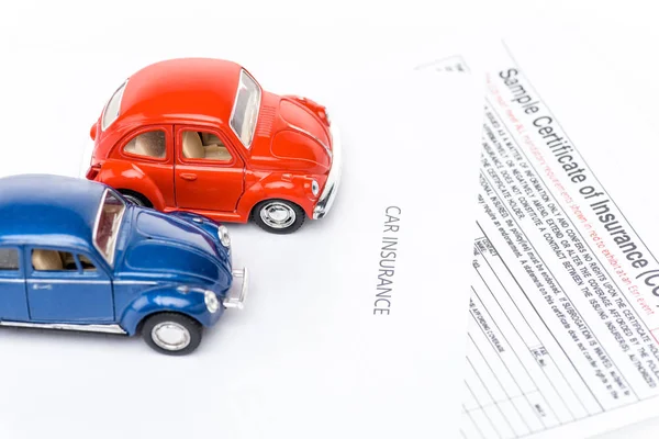 Czerwone Niebieskie Samochody Zabawkami Świadectwach Ubezpieczeniowych — Zdjęcie stockowe