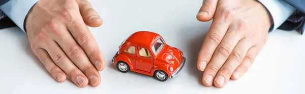 Tiro Panorâmico Homem Desgaste Formal Com Carro Brinquedo Vermelho — Fotografia de Stock