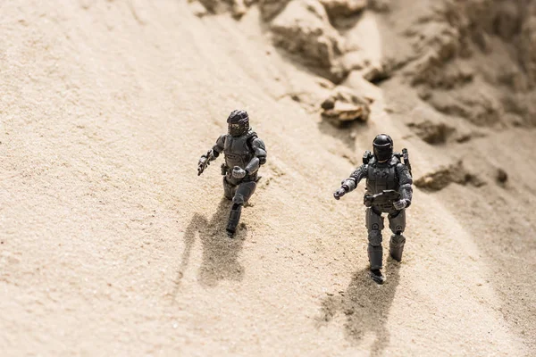 Winzige Spielzeugsoldaten Auf Sand Mit Schatten Bei Tageslicht — Stockfoto