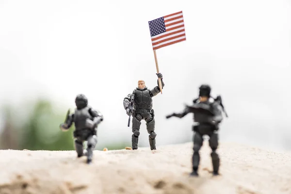 Foco Seletivo Soldado Brinquedo Com Arma Segurando Bandeira Americana Areia — Fotografia de Stock