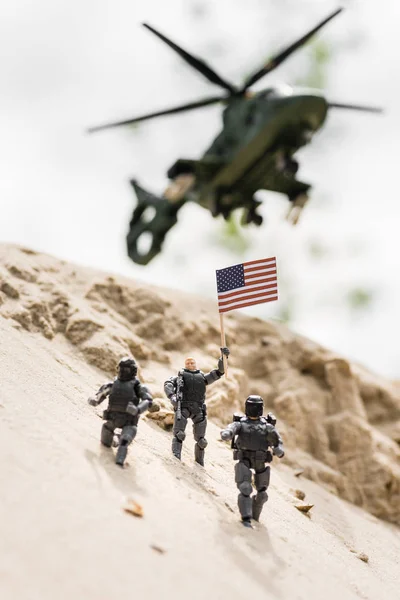 Селективный Фокус Игрушечного Солдата Оружием Держащего Американский Флаг Песке Вертолетом — стоковое фото