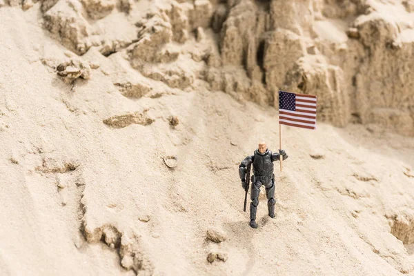 Giocattolo Soldato Armato Piedi Sulla Sabbia Tenendo Bandiera Americana — Foto Stock